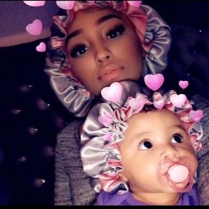 Mommy and daughter bonnets brand new never worn😊